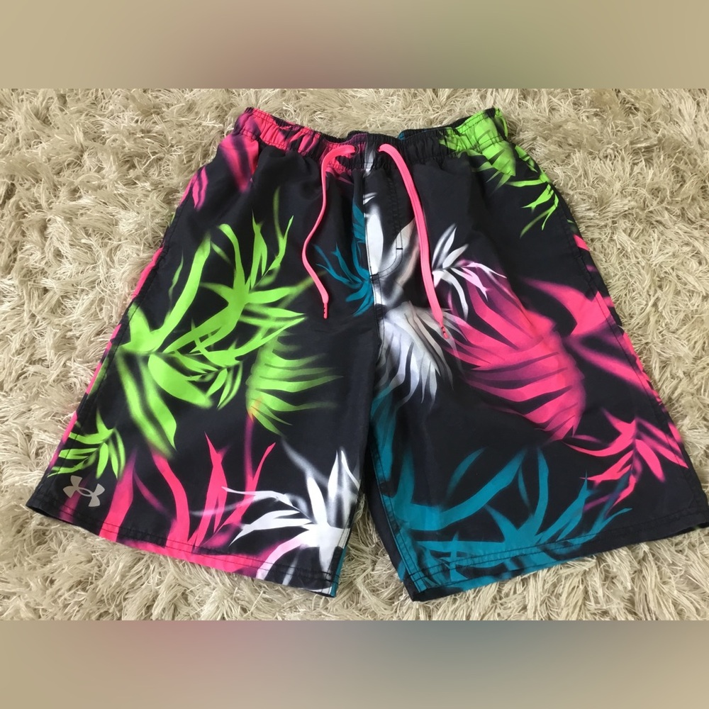 UNDER ARMOUR Boys size Y MEDIUM TROPICAL SWIM SHORTS